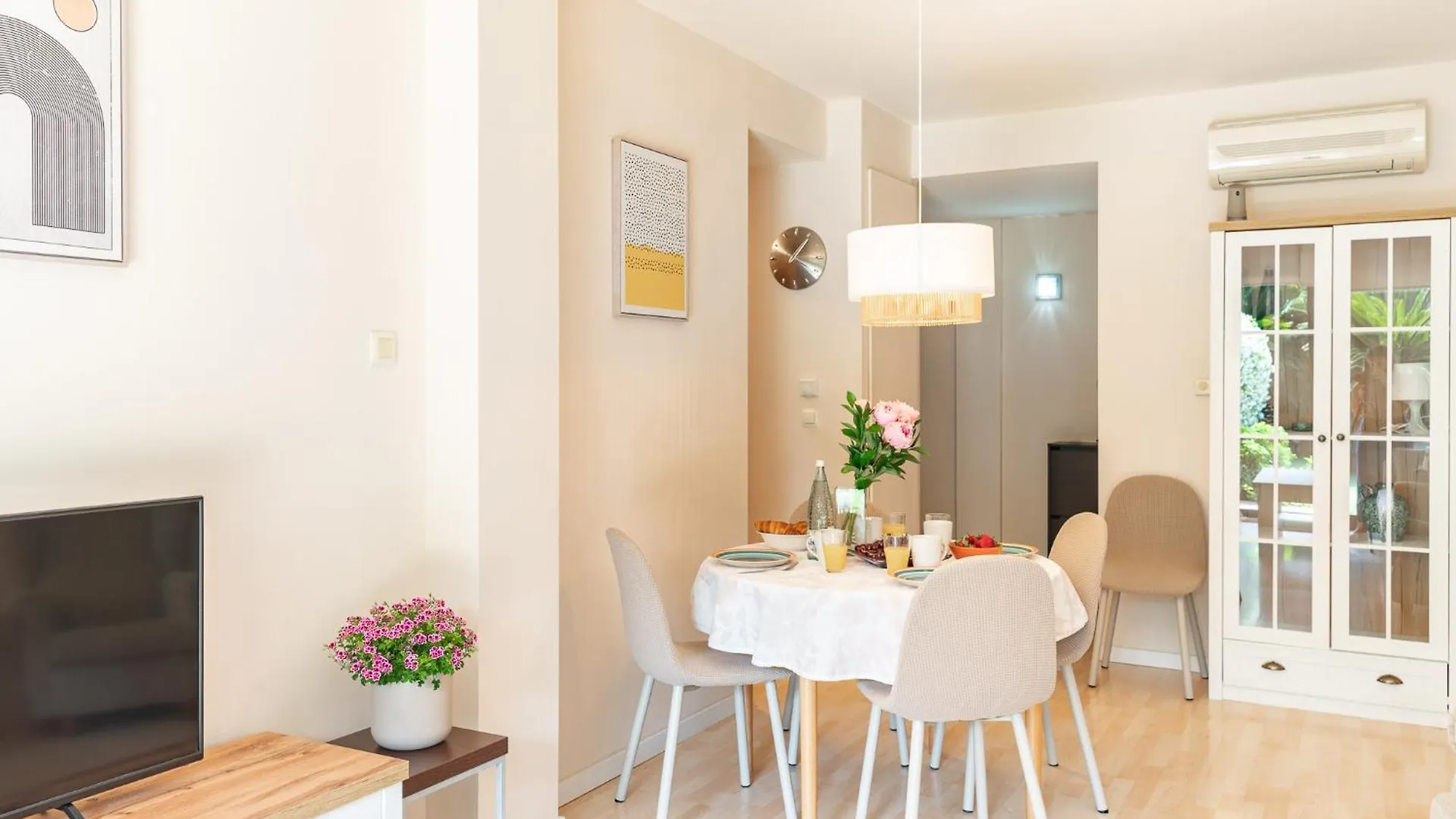 Charming Garden Apartment En 
