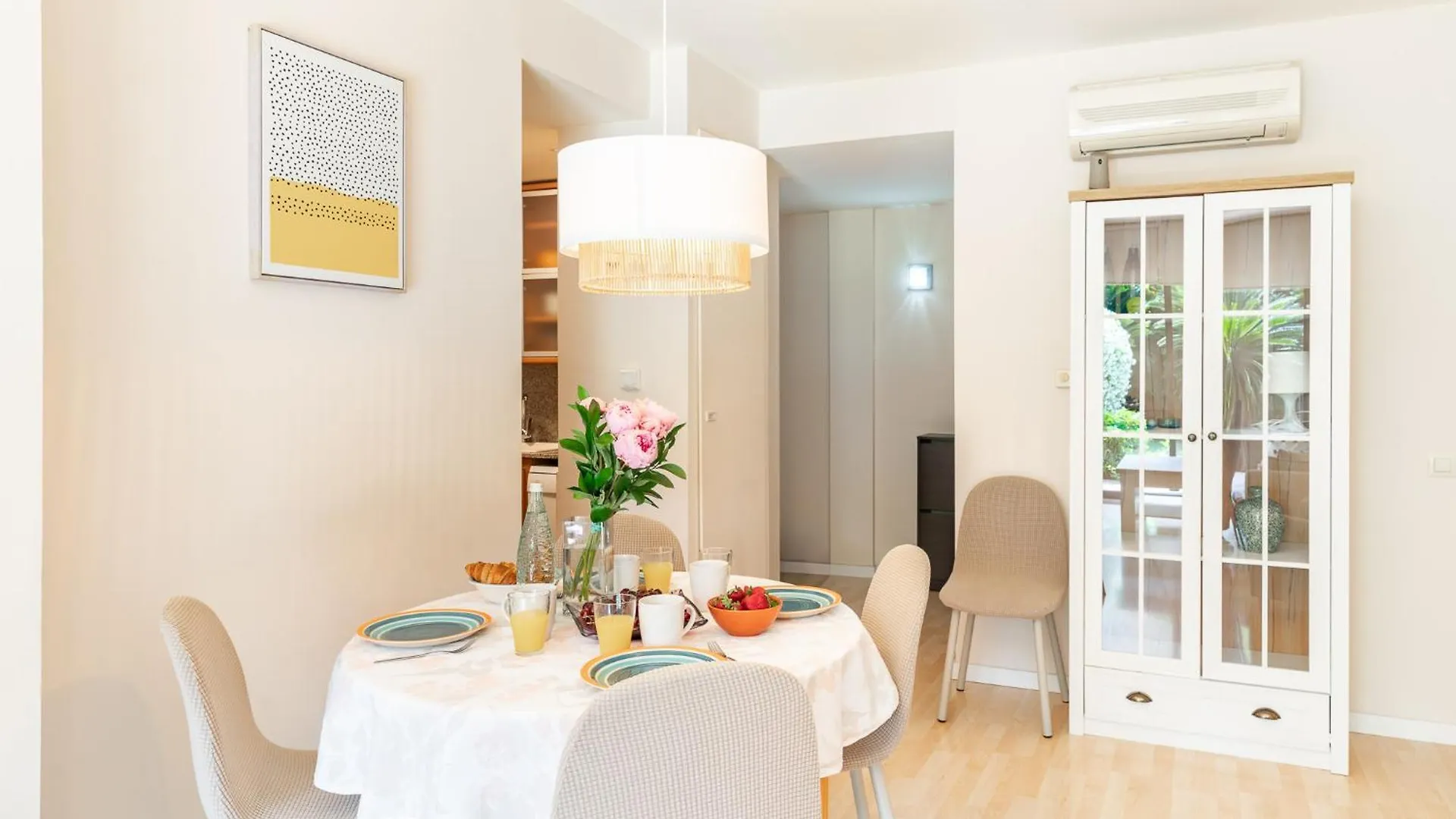 Charming Garden Apartment En 